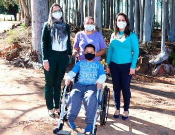 Centro Médico São José doa mais uma cadeira de rodas por meio da Campanha dos Lacres e Tampinhas de Plástico