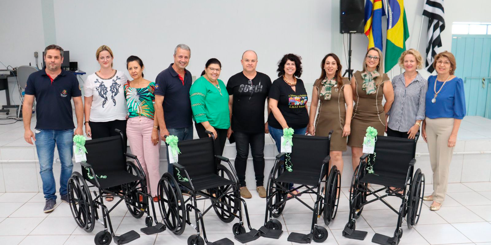 Centro Médico São José doa 4 cadeiras de rodas pela Campanha dos Lacres e Tampinhas de Plástico em parceria com alunos da rede municipal de Cerquilho